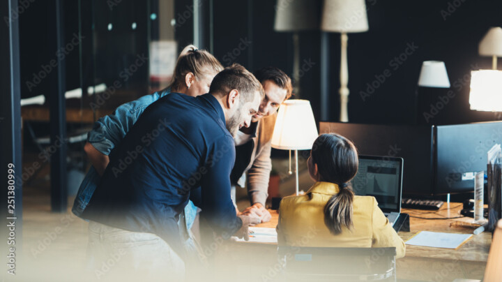 Colleagues discussing something in the office